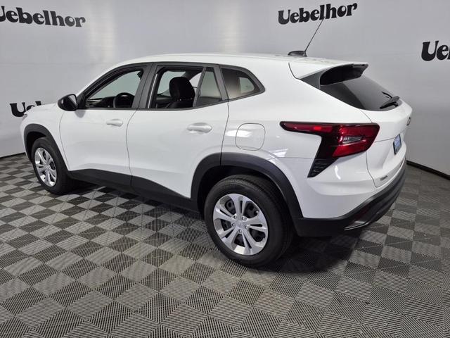 Photo of 2025 Summit White Chevrolet Trax
