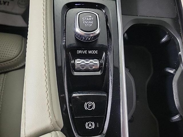 Photo of 2021 Gold Volvo XC90