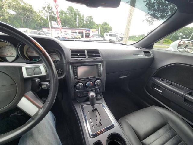 Photo of 2010 White Dodge Challenger