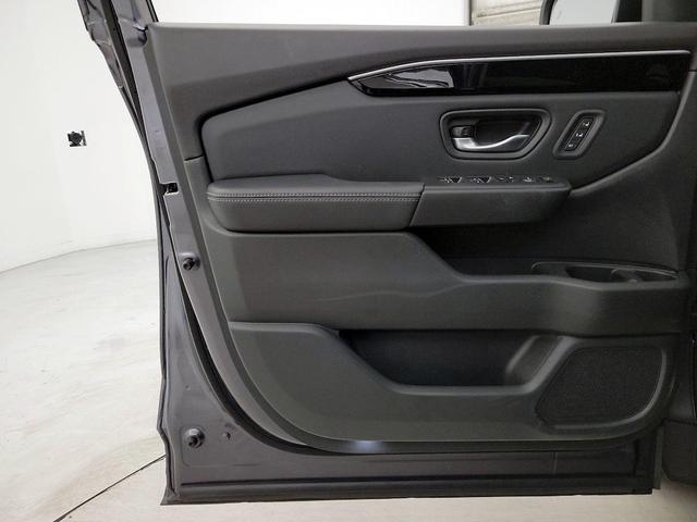 Photo of 2024 Gray Honda Pilot
