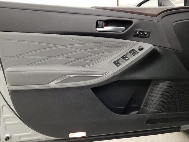Photo of 2021 Silver Toyota Avalon Hybrid