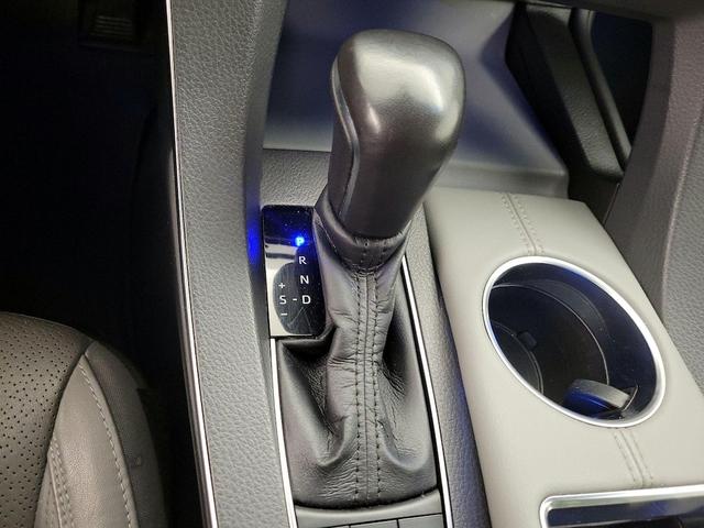 Photo of 2021 Silver Toyota Avalon Hybrid