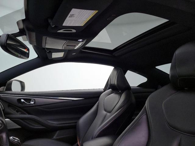Photo of 2017 White INFINITI Q60