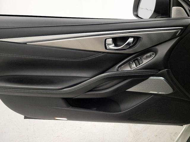 Photo of 2017 White INFINITI Q60