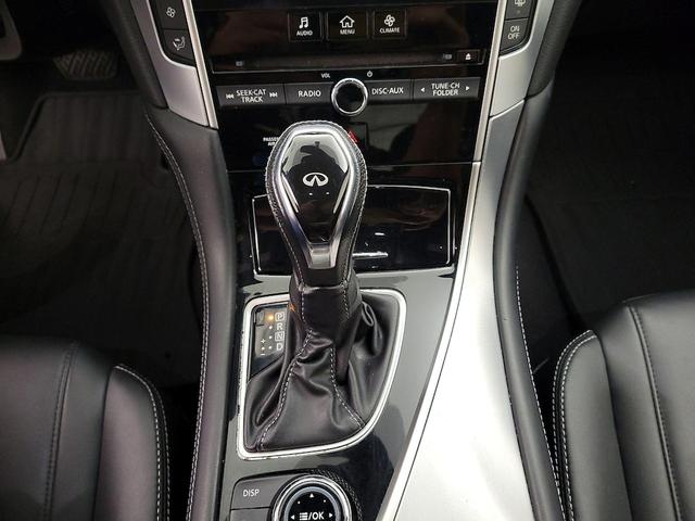 Photo of 2017 White INFINITI Q60