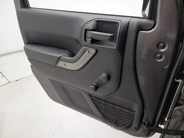 Photo of 2018 Gray Jeep Wrangler