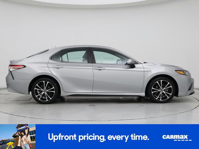 Photo of 2020 Silver Toyota Camry Hybrid