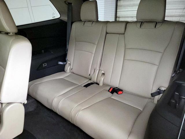 Photo of 2016 White Honda Pilot