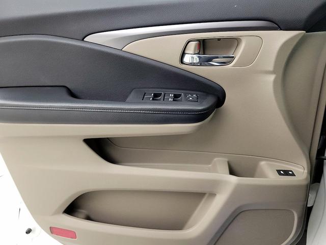 Photo of 2016 White Honda Pilot