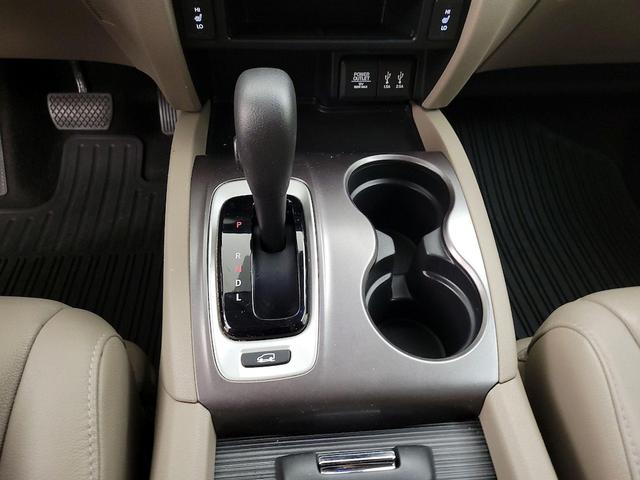 Photo of 2016 White Honda Pilot