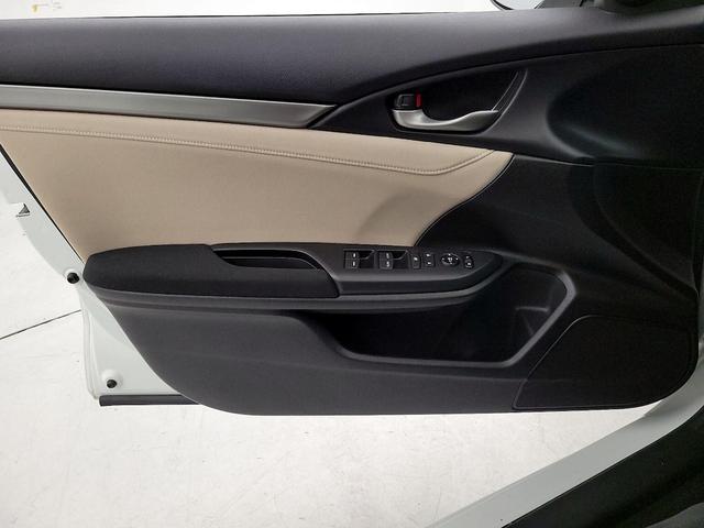 Photo of 2018 White Honda Civic