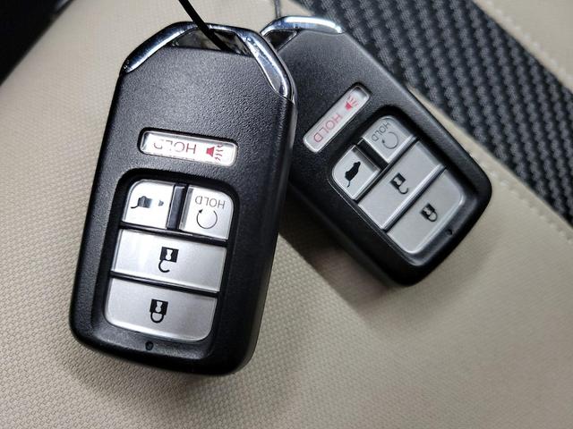 Photo of 2018 White Honda Civic