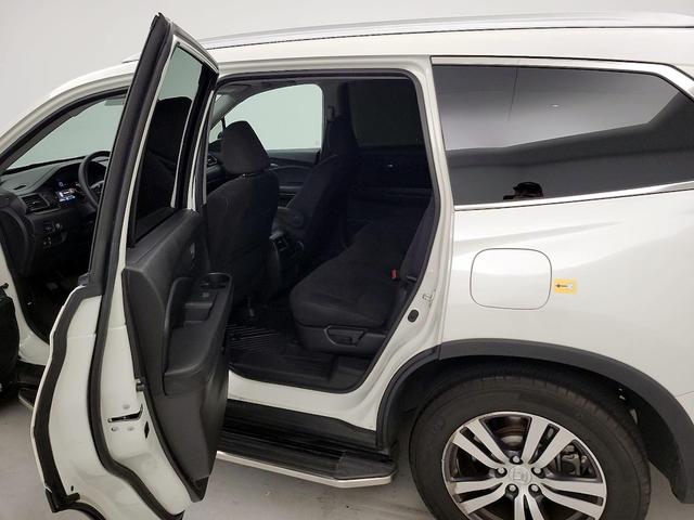 Photo of 2017 White Honda Pilot