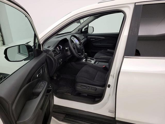 Photo of 2017 White Honda Pilot