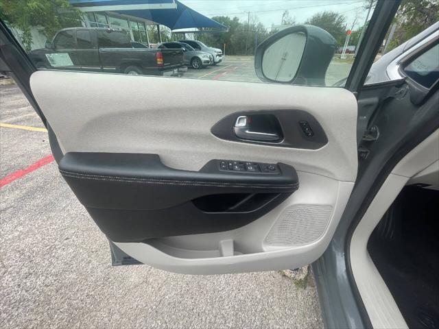 Photo of 2022 Ceramic Gray Clearcoat Chrysler Pacifica