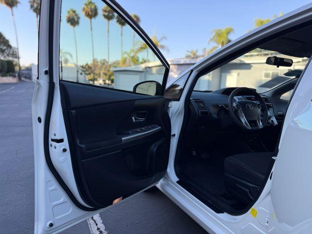 Photo of 2016 Pearl White Toyota Prius v