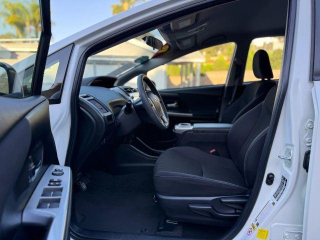 Photo of 2016 Pearl White Toyota Prius v
