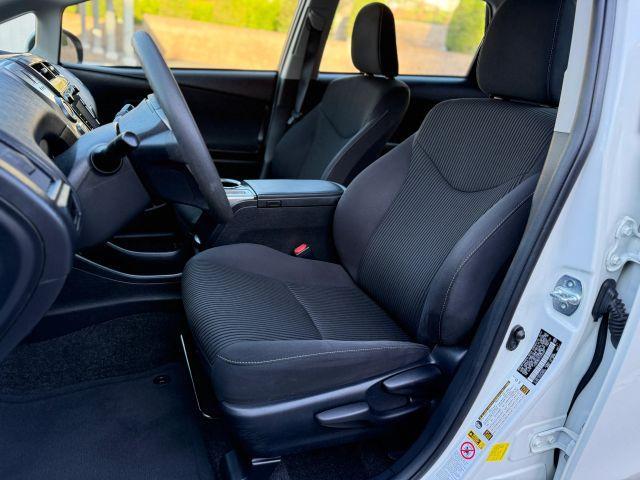 Photo of 2016 Pearl White Toyota Prius v