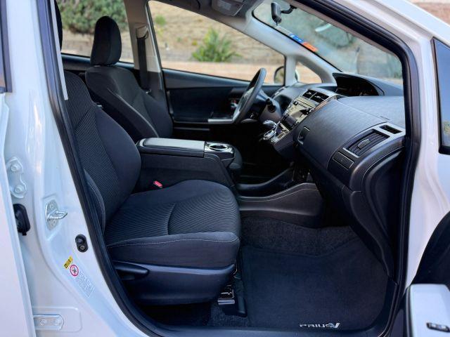 Photo of 2016 Pearl White Toyota Prius v
