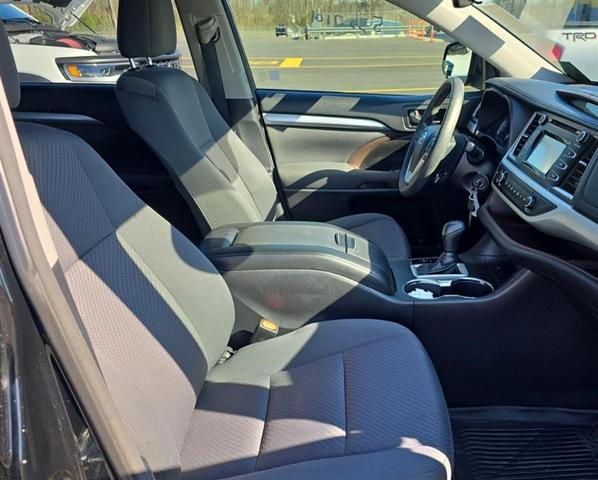 Photo of 2019 Midnight Black Metallic Toyota Highlander