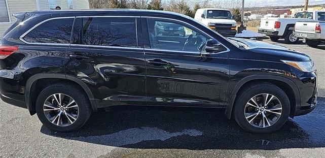 Photo of 2019 Midnight Black Metallic Toyota Highlander