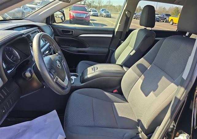 Photo of 2019 Midnight Black Metallic Toyota Highlander