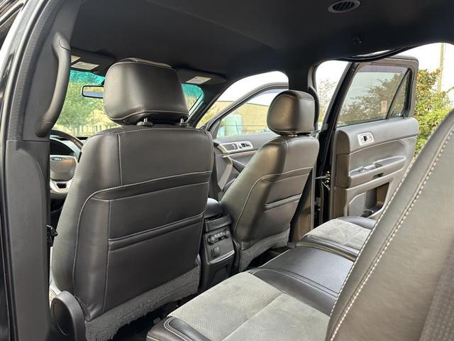Photo of 2015 Tuxedo Black Metallic Ford Explorer