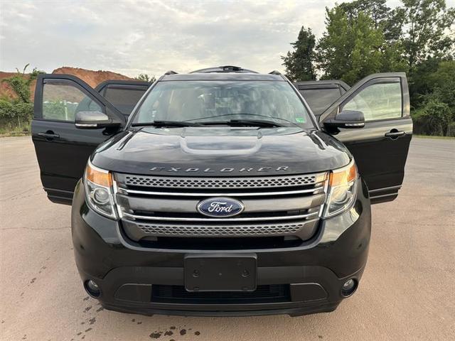 Photo of 2015 Tuxedo Black Metallic Ford Explorer