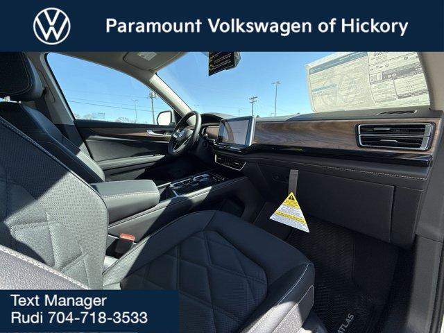 Photo of 2025 Pure White Volkswagen Atlas