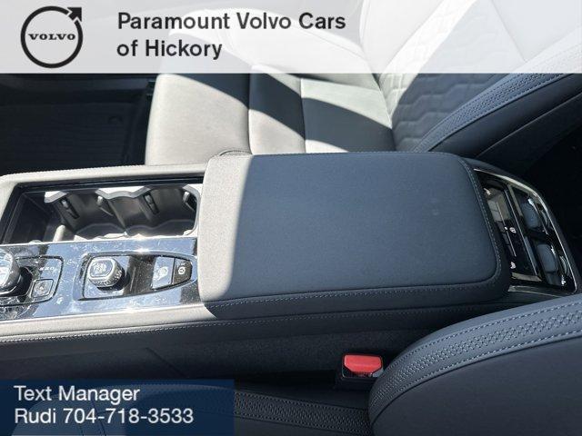 Photo of 2025 Onyx Black Metallic Volvo XC90