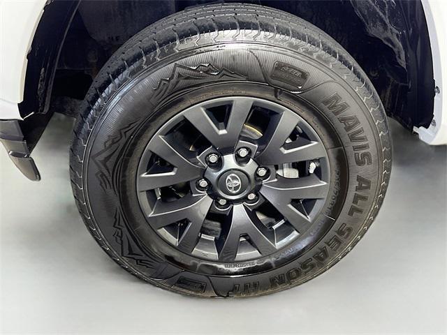 Photo of 2021 Super White Toyota Tacoma