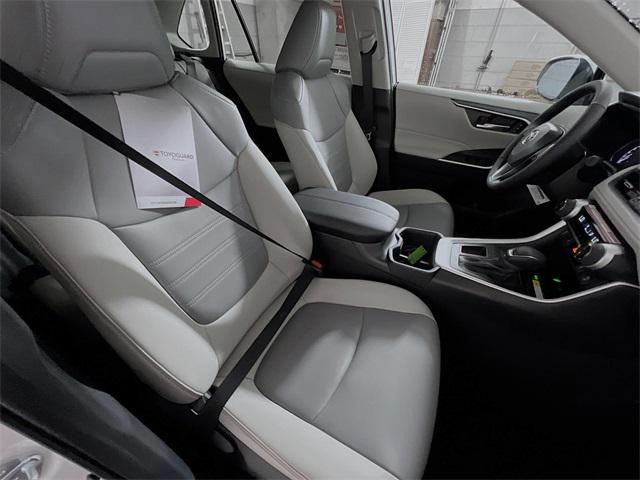 Photo of 2025 Wind Chill Prl Toyota RAV4