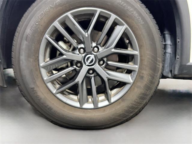 Photo of 2023 Glacier White Nissan Rogue