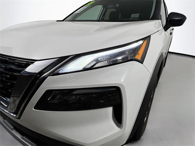 Photo of 2023 Glacier White Nissan Rogue