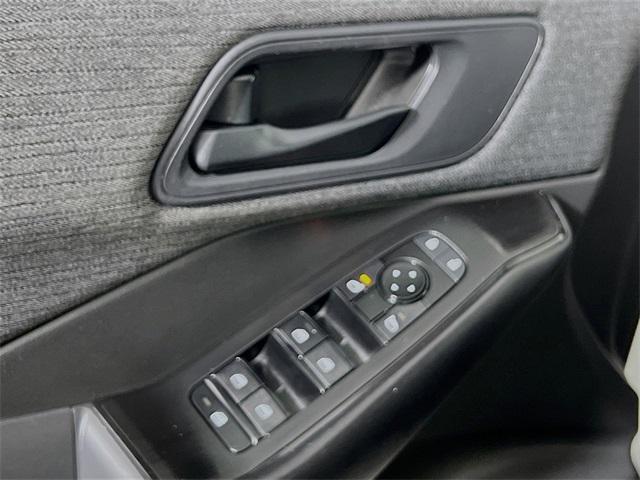Photo of 2023 Glacier White Nissan Rogue