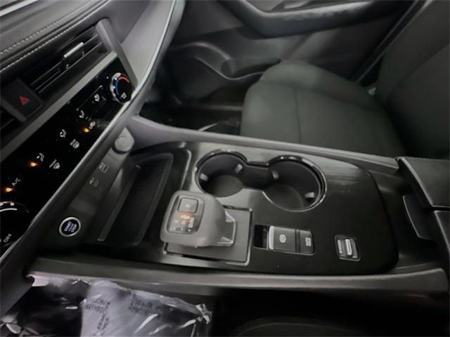 Photo of 2023 Glacier White Nissan Rogue