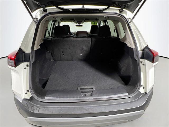 Photo of 2023 Glacier White Nissan Rogue