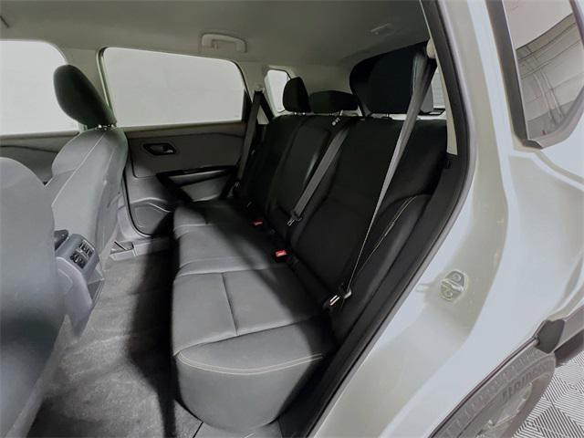 Photo of 2023 Glacier White Nissan Rogue