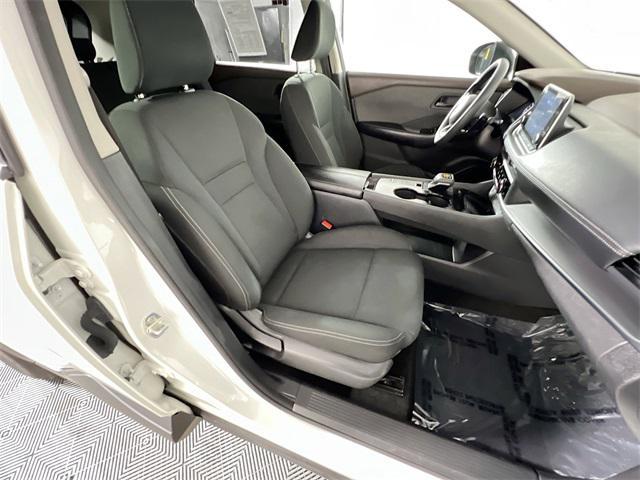 Photo of 2023 Glacier White Nissan Rogue