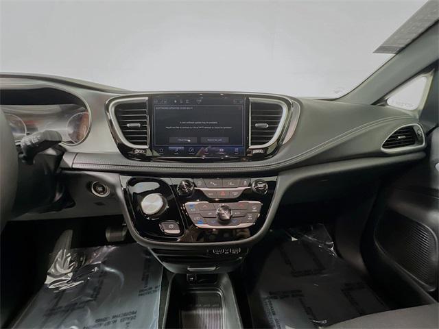 Photo of 2024 Bright White Clearcoat Chrysler Pacifica