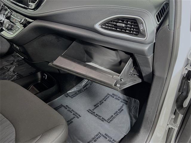 Photo of 2024 Bright White Clearcoat Chrysler Pacifica