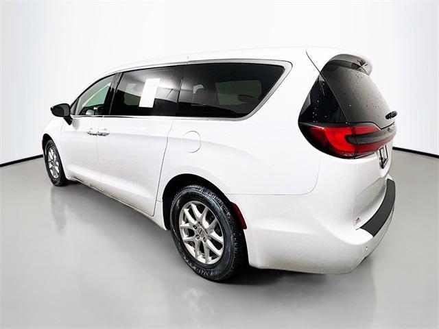 Photo of 2024 Bright White Clearcoat Chrysler Pacifica