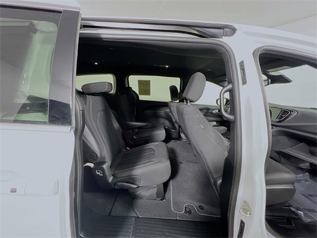 Photo of 2024 Bright White Clearcoat Chrysler Pacifica