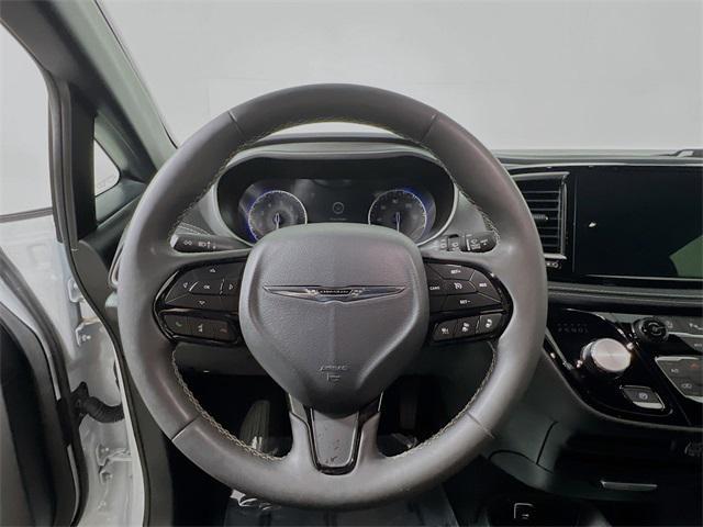 Photo of 2024 Bright White Clearcoat Chrysler Pacifica