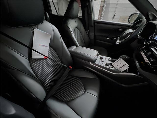 Photo of 2025 Magnetic Gray Metallic Toyota Highlander