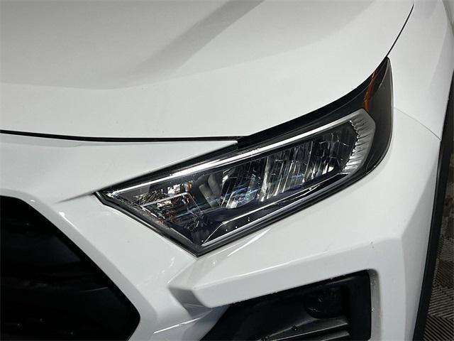 Photo of 2021 Super White Toyota RAV4