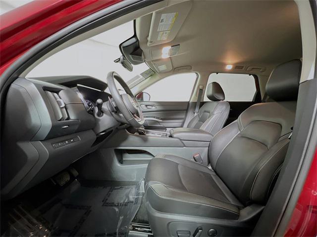 Photo of 2023 Scarlet Ember Tintcoat Nissan Pathfinder