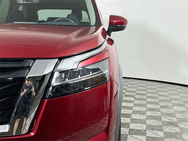 Photo of 2023 Scarlet Ember Tintcoat Nissan Pathfinder