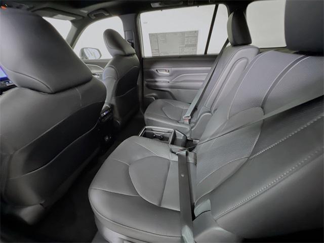 Photo of 2025 Wind Chill Prl Toyota Grand Highlander