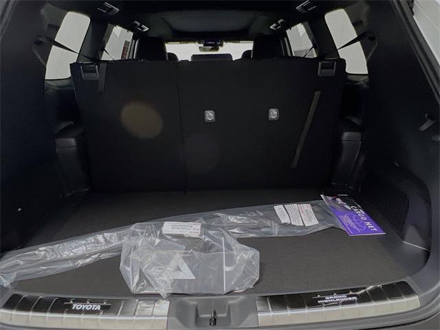 Photo of 2025 Wind Chill Prl Toyota Grand Highlander